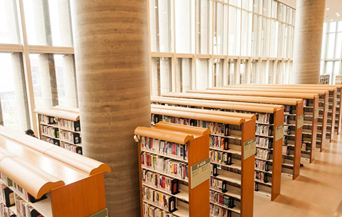 使用格林雅防火板裝修的書架與柱子 使用格林雅防火板裝修的書架與柱子