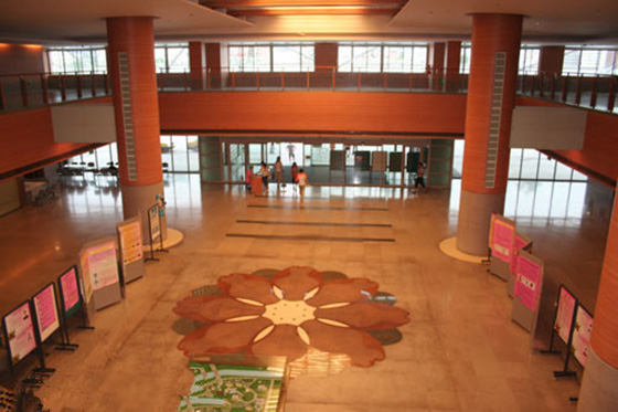 采用格林雅防火板裝修的廈門長庚醫(yī)院大廳 采用格林雅防火板裝修的廈門長庚醫(yī)院大廳